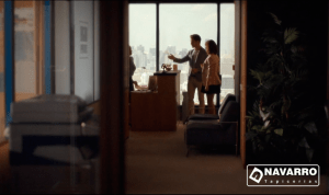 Sillón Lobby de Tapicerías Navarro en una oficina, decorados de la serie La Embajada.