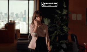 Ursula Corbero, y al fondo los un sofá Lobby de Tapicerías Navarro.